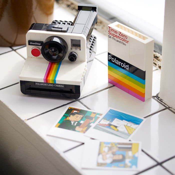 LEGO Ideas Polaroid OneStep SX-70 Sofortbildkamera 21345 produkt in gebrauch