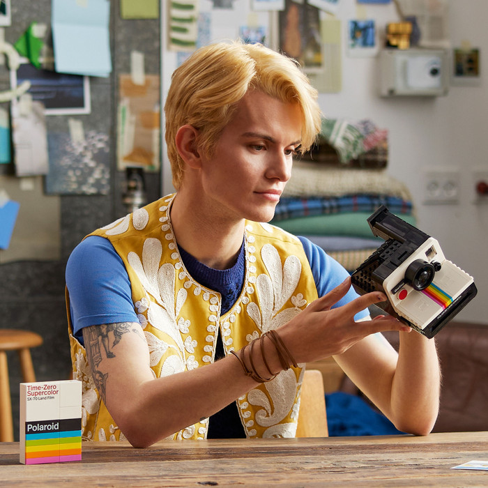 LEGO Ideas Polaroid OneStep SX-70 Sofortbildkamera 21345 produkt in gebrauch