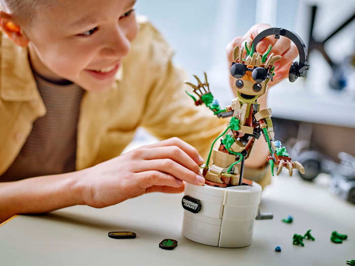 LEGO Marvel Tanzender Groot 76297 produkt in gebrauch