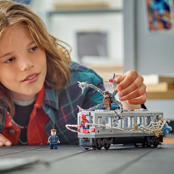 LEGO Marvel Spider-Man vs. Doc Ock: Showdown in der U-Bahn 76321 produkt in gebrauch