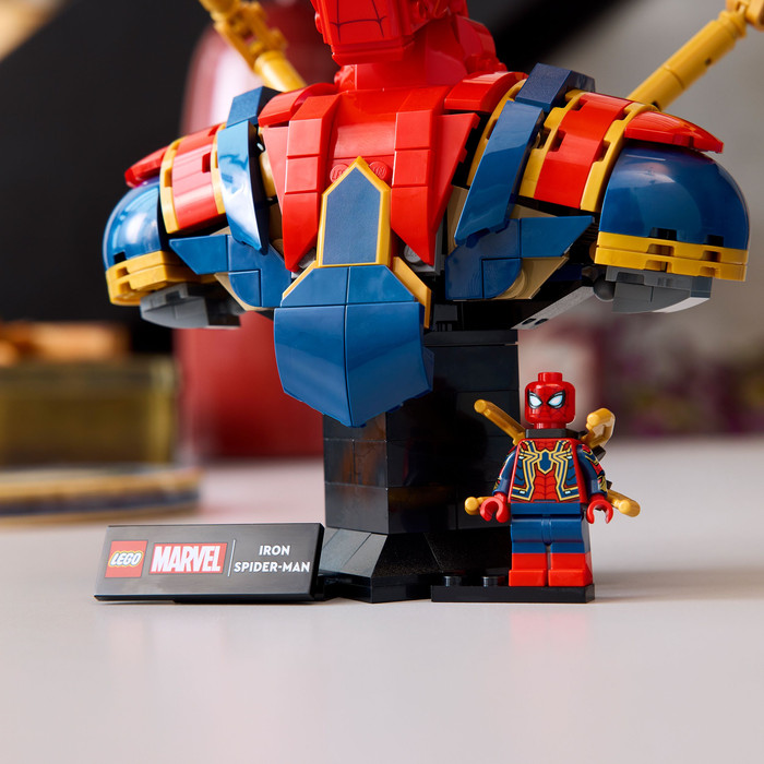 LEGO Marvel Iron Spider-Man Büste 76326 produkt in gebrauch