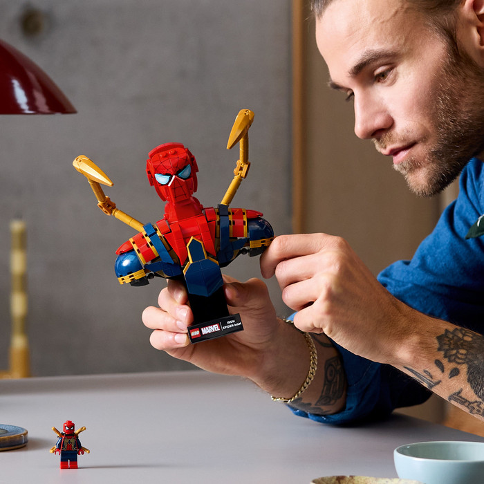 LEGO Marvel Iron Spider-Man Büste 76326 produkt in gebrauch