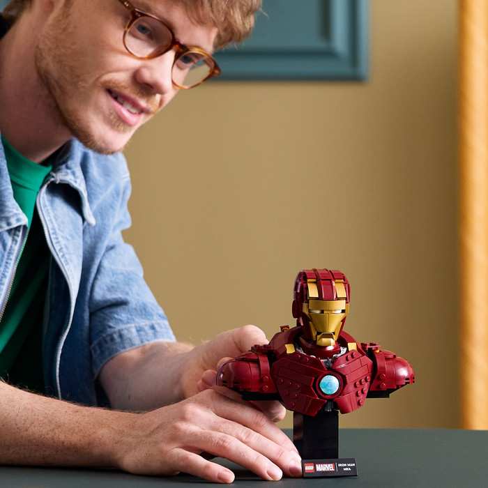 LEGO Marvel Iron Man MK4 Büste 76327 produkt in gebrauch