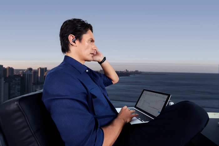 Shokz OpenFit Pro Schwarz produkt in gebrauch