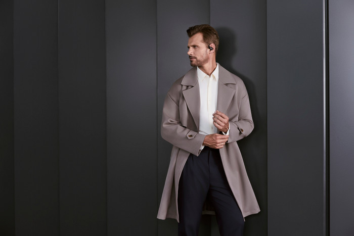 Shokz OpenFit Pro Schwarz produkt in gebrauch