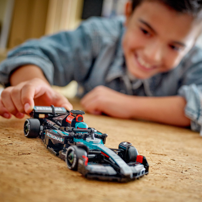LEGO Speed Champions Mercedes-AMG F1 W15 Rennwagen 77244 produkt in gebrauch