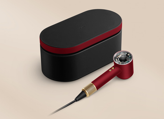 Dyson Supersonic Nural Straight+Wavy Red Velvet produkt in gebrauch