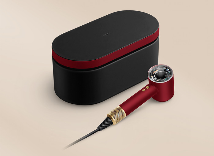 Dyson Supersonic Nural Samtrot/Gold produkt in gebrauch