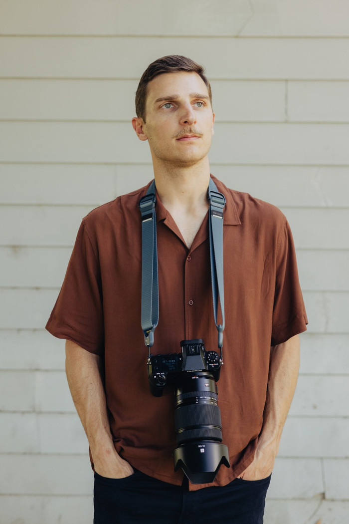 Peak Design Slide Lite Ocean (Blue) product in use