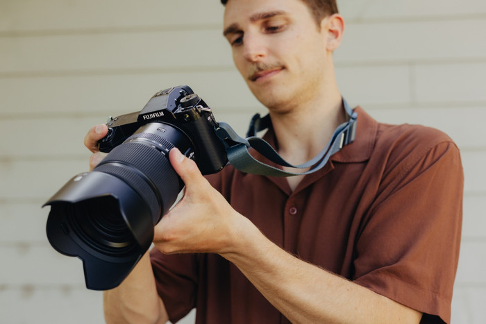 Peak Design Slide Lite Ocean (Blue) product in use