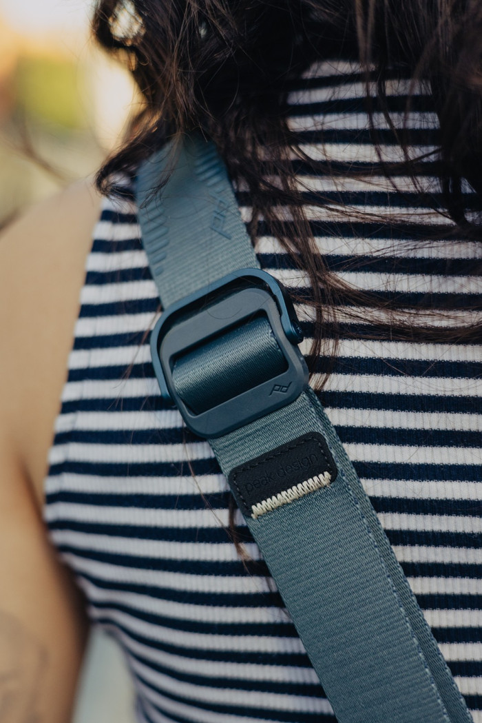 Peak Design Slide Lite Ocean (Blue) detail