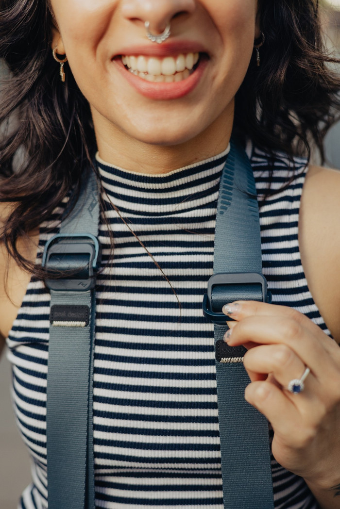 Peak Design Slide Lite Ocean (Blue) detail