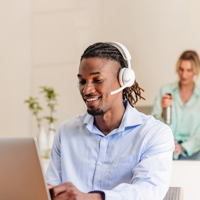 Logitech Zone Wireless 2 ES Weiß produkt in gebrauch