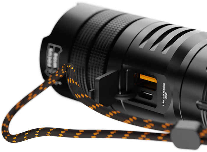 Xtorm Powerbank mit Taschenlampe 10.500 mAh mit Schnellladen Schwarz vorne