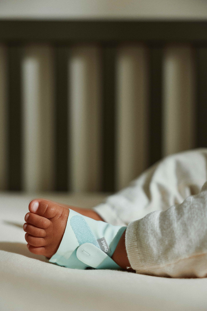 Owlet Dream Duo Bedtime Blue OW-DSDUO-BL product in use