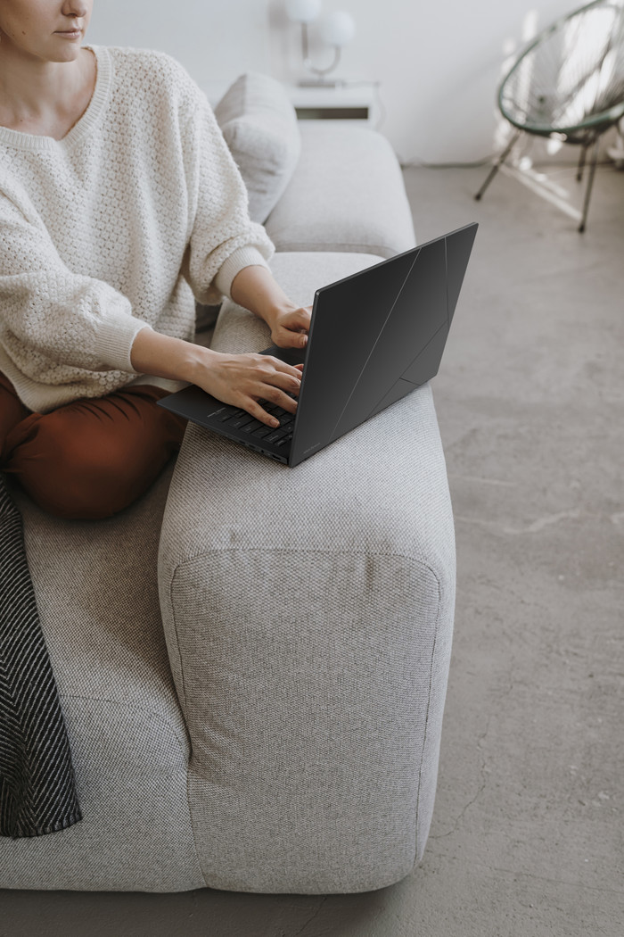 ASUS Zenbook 14 OLED Copilot+ PC UM3406KA-QD139W - 14" - AMD Ryzen AI 7 - 32GB RAM/1TB SSD produkt in gebrauch