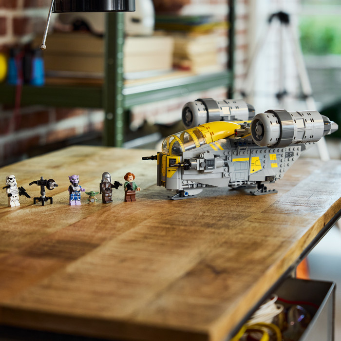 LEGO Star Wars Razor Crest 75447 produkt in gebrauch