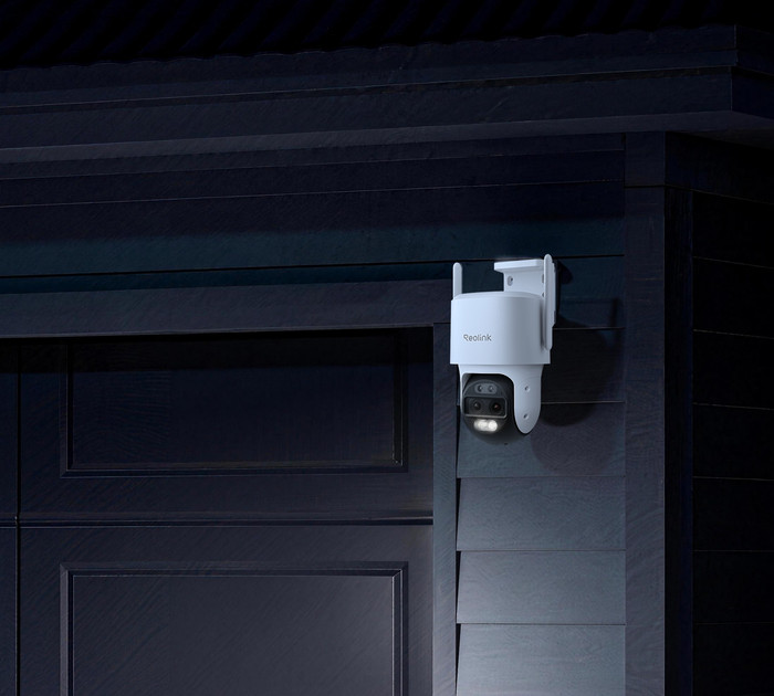 Reolink TrackMix W760 + Home Hub 1 product in use