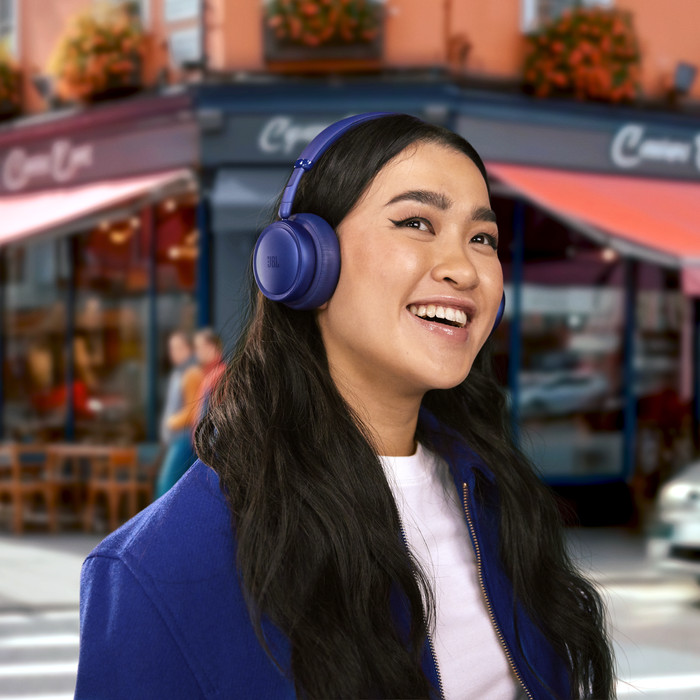 JBL Live 680NC Blau produkt in gebrauch