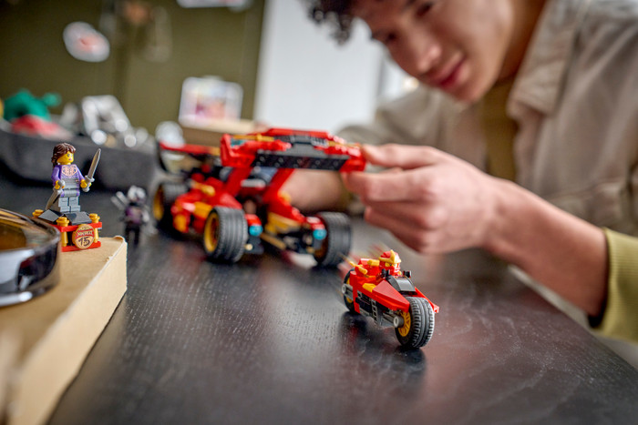 LEGO Ninjago 15-jähriges Jubiläum des X-1 Ninja Supercar 71867 produkt in gebrauch