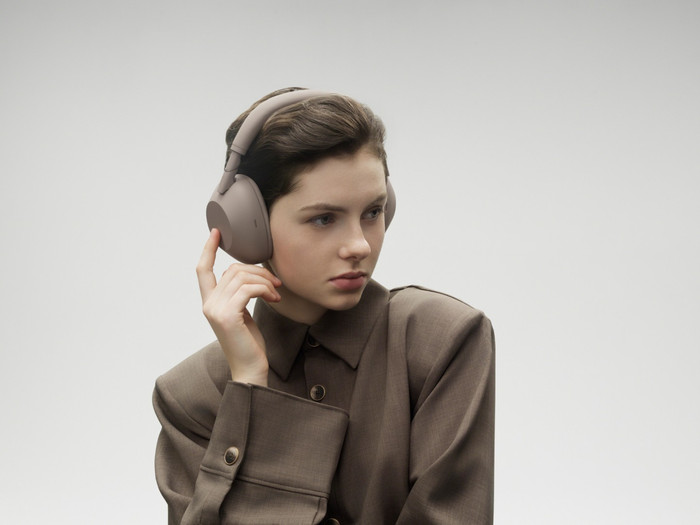 Sony WH1000XM6 Sandstone produkt in gebrauch