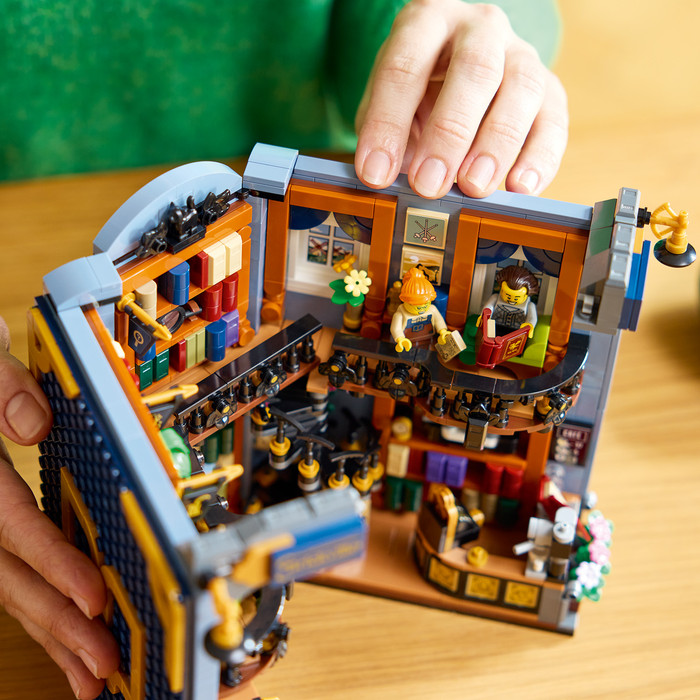 LEGO Icons Bookend: Bookstore 11379 product in use