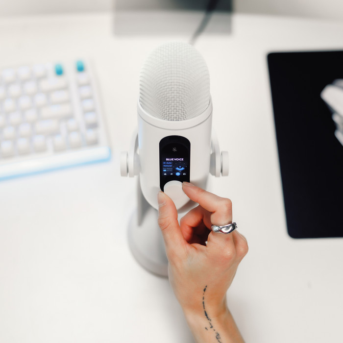 Blue Yeti 2 White product in use