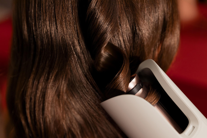Philips WavePro HairStyler 9000 BHB968/00 product in use