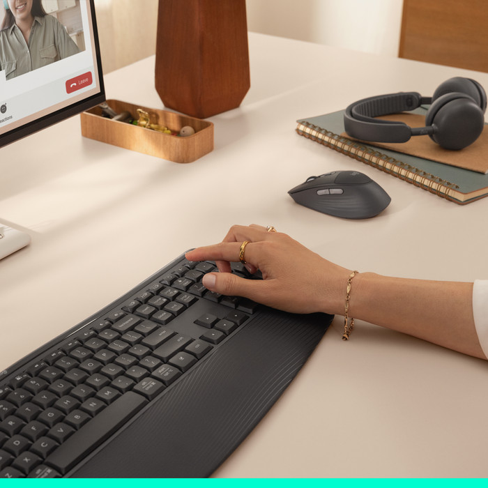 Logitech MK880 Signature Comfort Plus Kabellose Tastatur und Maus Combo Graphite QWERTZ produkt in gebrauch
