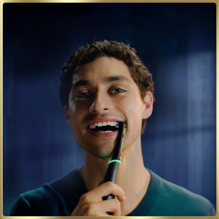 Oral-B iO 9n Rose Quartz und Onyx Schwarz Doppelpack Special Edition produkt in gebrauch