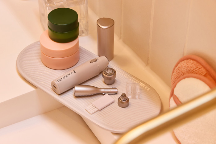 Remington BareMe 3-in-1 Facial Hair Remover WFS310 product in use