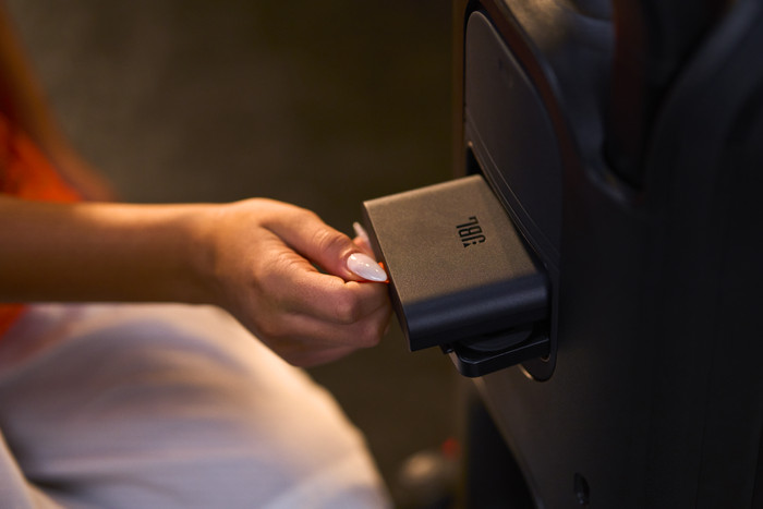 JBL Partybox 330 Weiß produkt in gebrauch