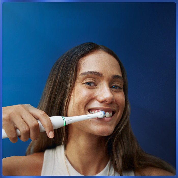 Oral-B iO 5N White product in use