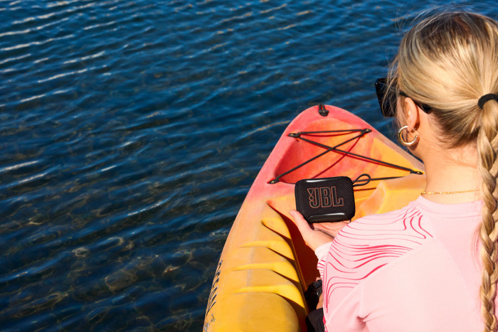 JBL Go 5 Schwarz produkt in gebrauch