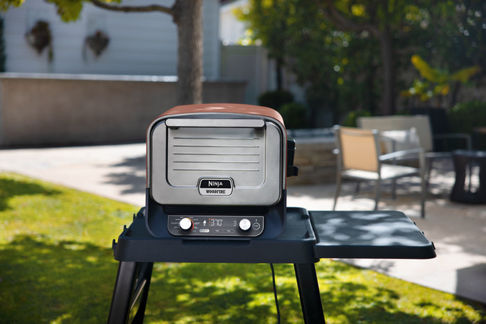 Ninja Ablage für Ninja Woodfire Grillständer produkt in gebrauch