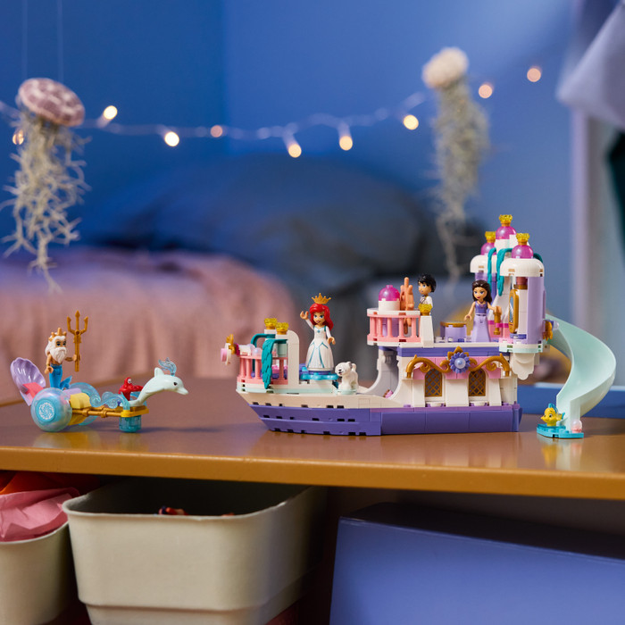 LEGO Disney Arielles Königliches Hochzeitsboot 43299 produkt in gebrauch