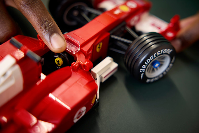 LEGO Icons F1 Ferrari und Michael Schumacher 11375 produkt in gebrauch