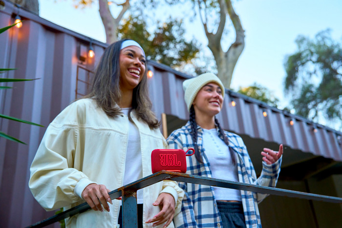 JBL Go 5 Rot produkt in gebrauch