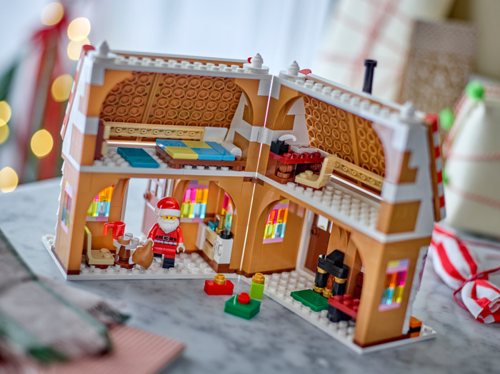 LEGO Winter Gingerbread House 40809 product in use