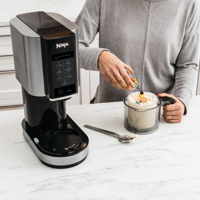Ninja CREAMi 7-in-1 Eismaschine NC302EU produkt in gebrauch