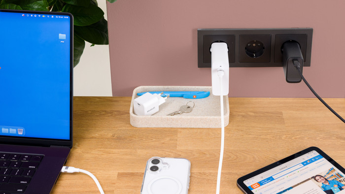 BlueBuilt 140W GaN USB-C Charger Black + USB-C cable 240W 2m Nylon Black product in use