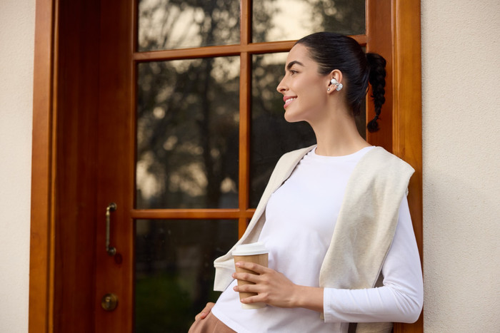 Shokz OpenDots 2 Weiß produkt in gebrauch