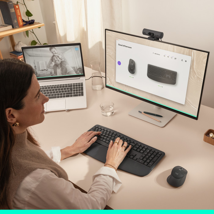 Logitech MK880 Signature Comfort Plus Kabellose Tastatur und Maus Combo Graphite QWERTZ produkt in gebrauch