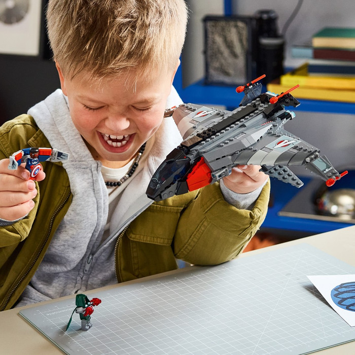 LEGO Marvel Avengers: Doomsday Quinjet 76347 produkt in gebrauch