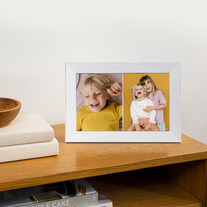 Aura Frames Carver Weiß produkt in gebrauch