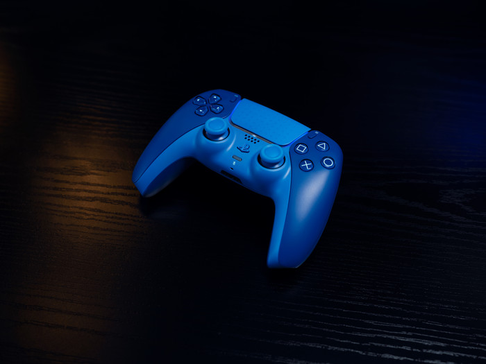 Sony PlayStation 5 DualSense Kabelloser Controller Icon Blue Special Edition produkt in gebrauch