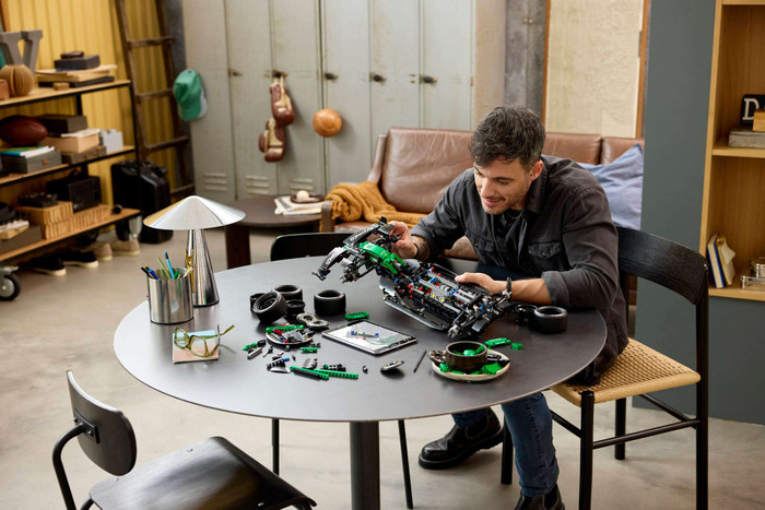 LEGO Technic Aston Martin Aramco AMR25 F1 Car 42240 visual supplier