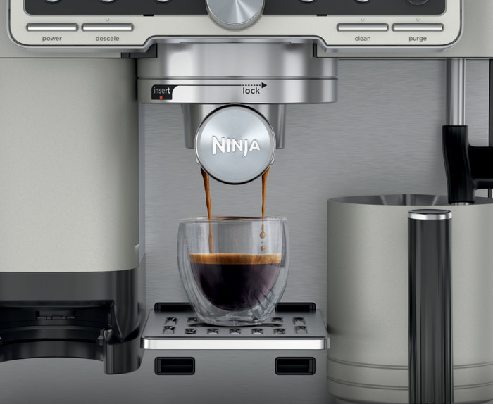 Ninja Luxe Café Pro ES701EUWH product in use