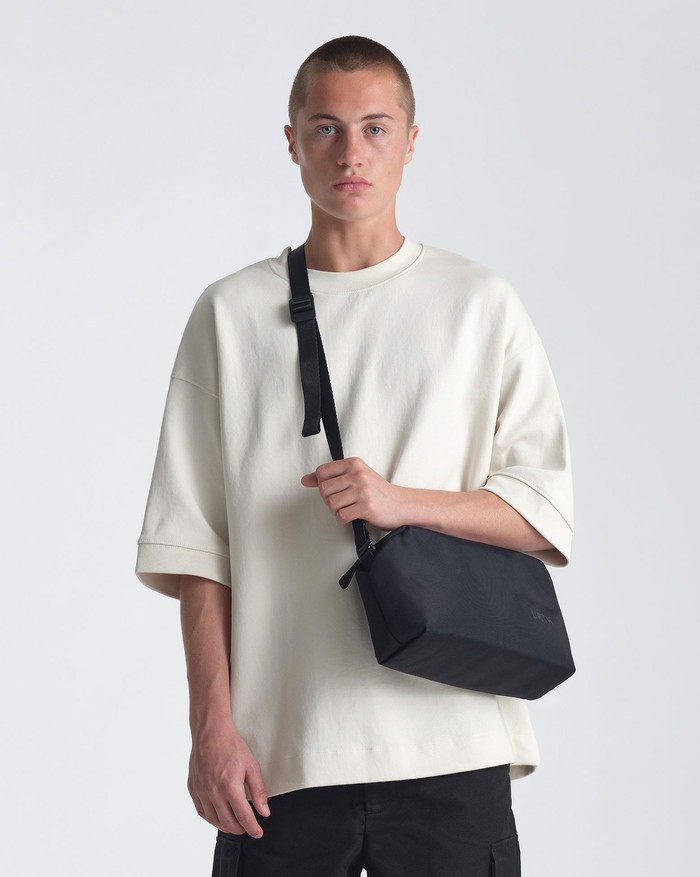 Urth Dolomite 5,1 L Camera Sling Schwarz produkt in gebrauch