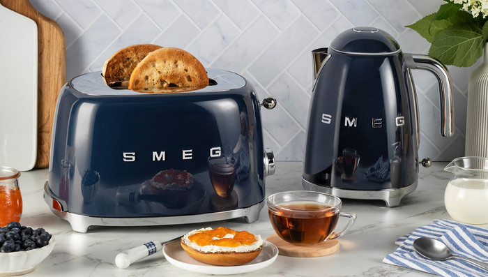 SMEG TSF01NBEU Navy Blue product in use